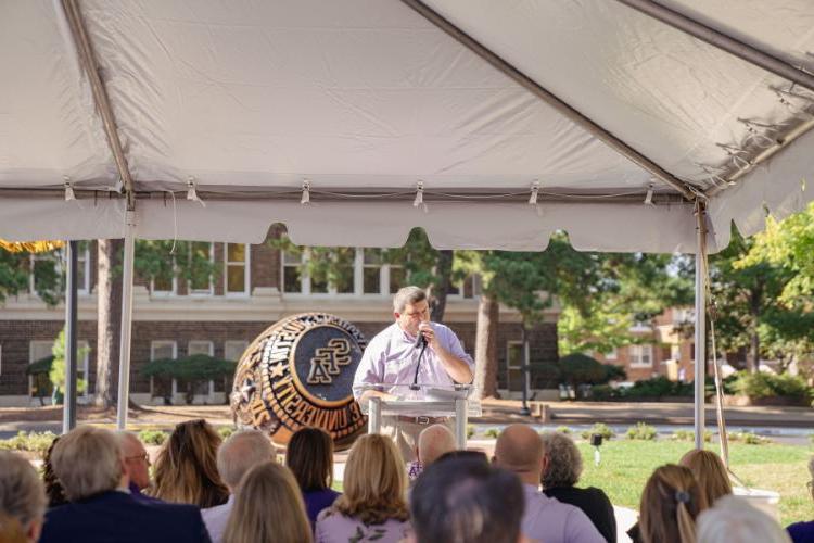 Craig Turnage, Stephen F. 奥斯汀州立大学校友会, 星期一，在百年纪念环城广场落成仪式上，他向与会者发表讲话.