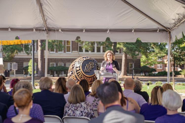 Erika Tolar, Stephen F. 奥斯汀州立大学校友会, 星期一，在百年纪念环城广场落成仪式上，他向与会者发表讲话.
